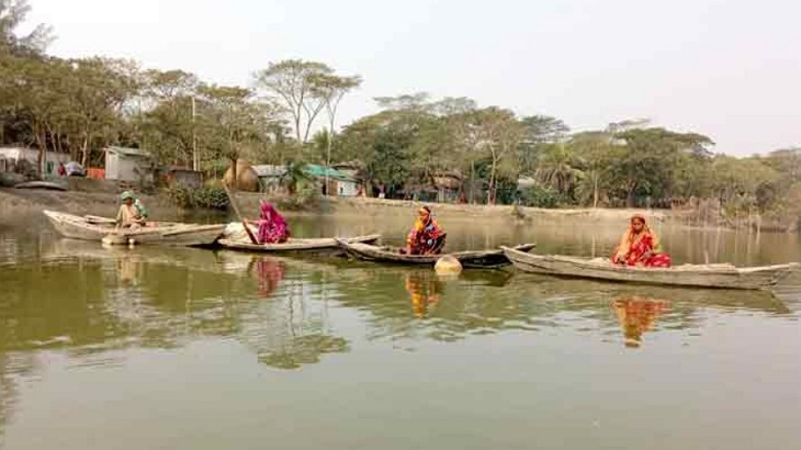 মাছের সঙ্গে চার বোনের মিতালী