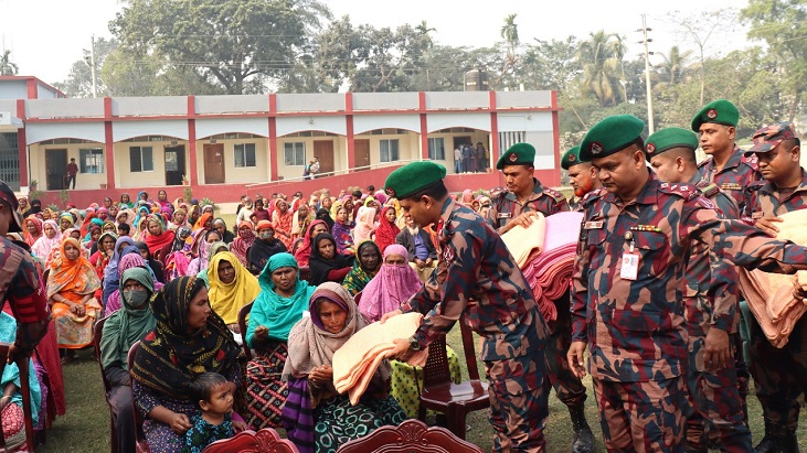 কুড়িগ্রামে অসহায় মানুষের মাঝে বিজিবির শীতবস্ত্র বিতরণ