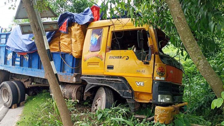 রাজবাড়ীতে ট্রাকে ট্রাকে ধাক্কা, নিহত ২