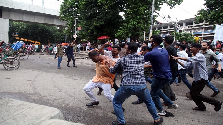 ভিপি নুরুকে টিএসসিতে বেধড়ক পেটালো ছাত্রলীগ