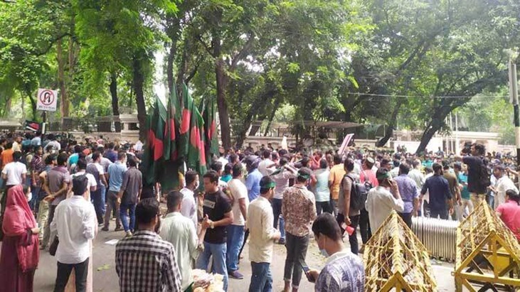 আন্দোলনকারীদের ওপর টিয়ারশেল নিক্ষেপ পুলিশের