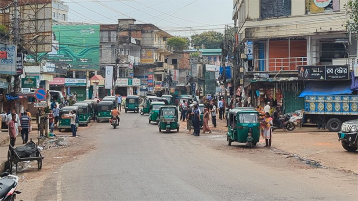 স্বাভাবিক হচ্ছে জনজীবন