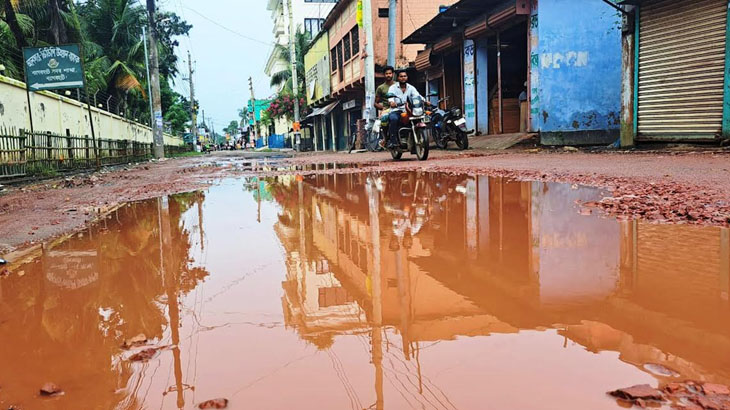 রাস্তা-ঘাটের বেহাল দশা, চরম দুর্ভোগে বাগেরহাটবাসী