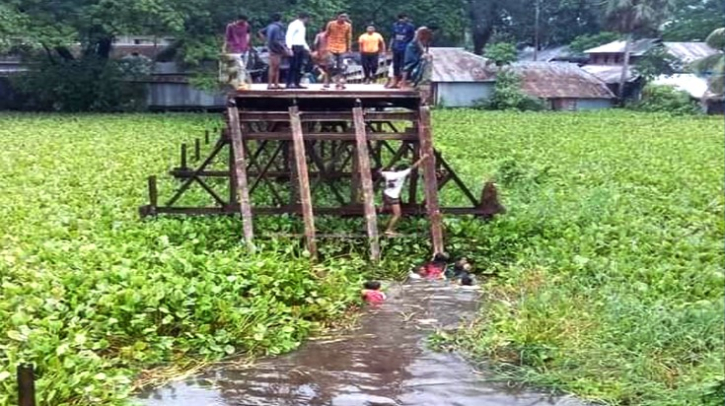 বরগুনায় সেতু ভেঙ্গে মাইক্রোবাস খালে, বরযাত্রীসহ নিহত ১০