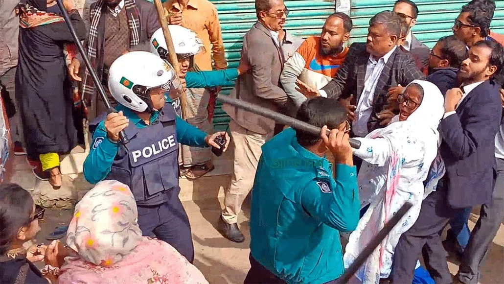 বিএনপির মিছিলে পুলিশের লাঠিচার্জ, নারীসহ আহত ১৫, আটক ৯