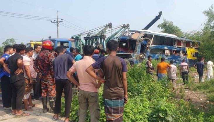 কুমিল্লায় যাত্রীবাহী বাস খাদে, হতাহত ১২