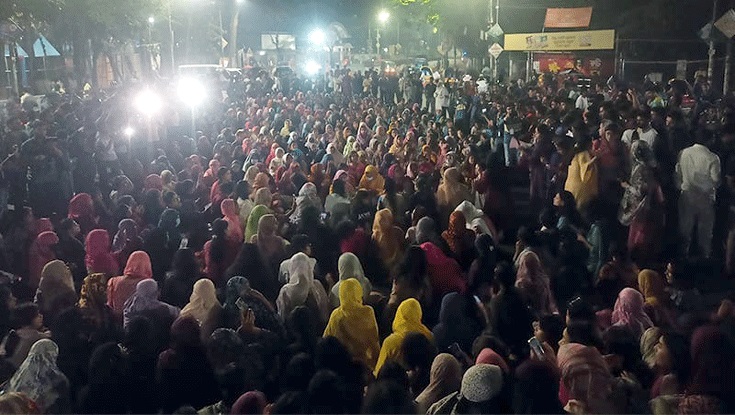 মধ্যরাতে স্বরাষ্ট্র উপদেষ্টার পদত্যাগ দাবিতে উত্তাল ঢাবি