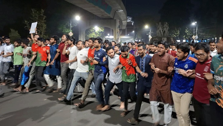 মধ্যরাতে লাকীর গ্রেফতার দাবিতে উত্তাল ঢাবি