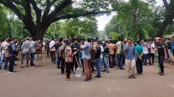 শিক্ষার্থীরা হল ছাড়বে না, টিএসসিতে পুলিশের গ্রেনেড