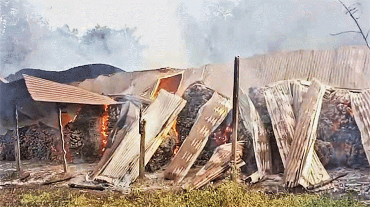 গাইবান্ধায় পাটের গুদামে আগুন, ক্ষয়ক্ষতি অনেক