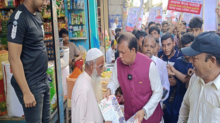 চাটখিলে নৌকা মার্কায় ভোট চেয়ে জাহাঙ্গীর আলমের লিফলেট বিতরণ  