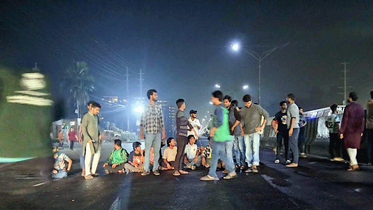 ধর্ষকের বিচার দাবিতে মহাসড়ক অবরোধ জাবি শিক্ষার্থীদের 