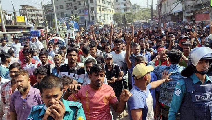 যাত্রাবাড়িতে অটো রিকশাচালকদের বিক্ষোভ, পুলিশের ওপর হামলা