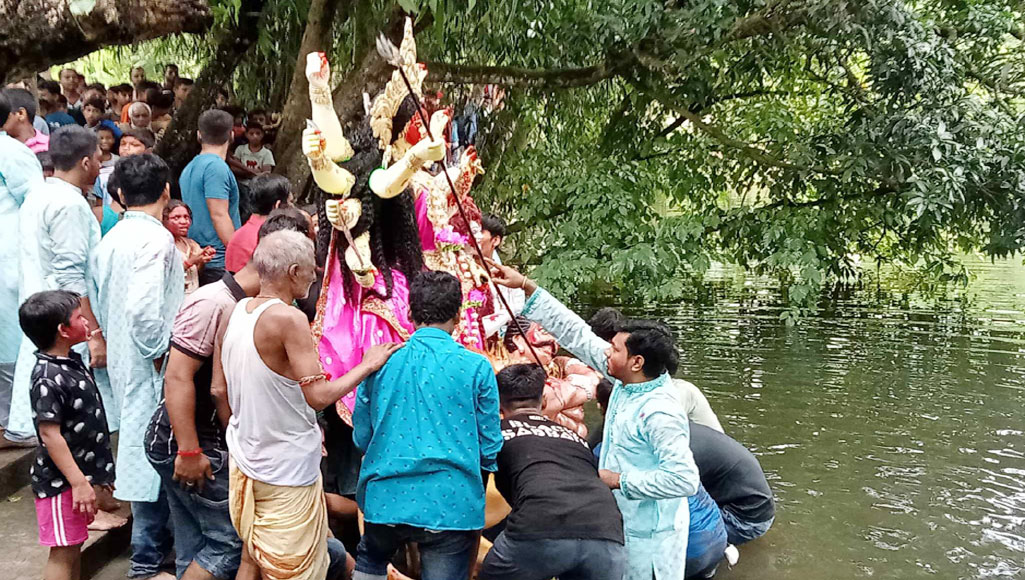 প্রতিমা বিসর্জনে শেষ হলো শারদীয় উৎসব