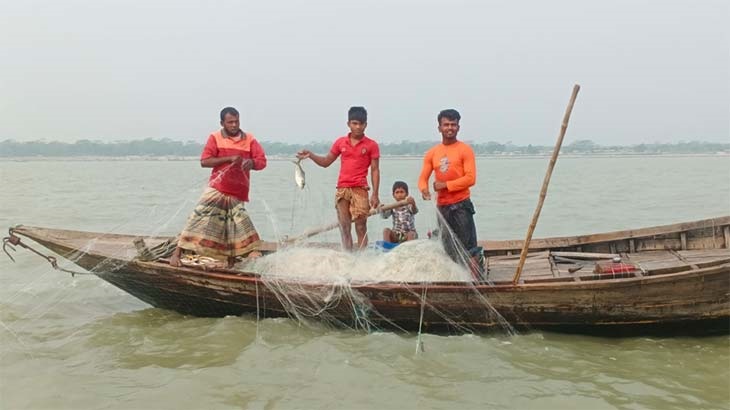 পূর্ণিমার চাঁদের অপেক্ষায় ভোলার আড়াই লাখ জেলে