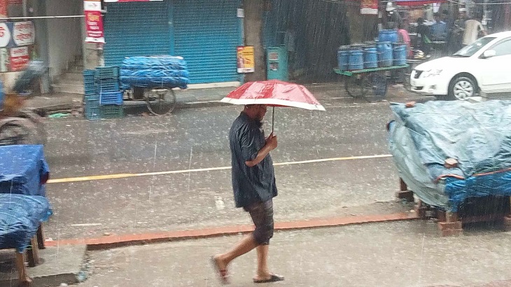 সকালের বৃষ্টিতে অফিসগামীদের ভোগান্তি