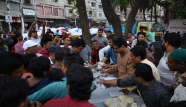 বঙ্গবাজারে নিঃস্বদের ইফতার দিল স্বেচ্ছাসেবক লীগ