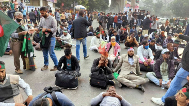 পুলিশের ব্যারিকেড ভেঙে শাহবাগ অবরোধ বিডিআর সদস্যদের