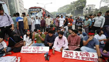 আ. লীগকে নিষিদ্ধের দাবিতে শাহবাগ মোড়ে অবস্থান