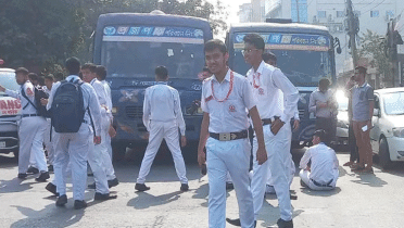 রেসিডেন্সিয়াল কলেজ শিক্ষার্থীদের সড়ক অবরোধ 