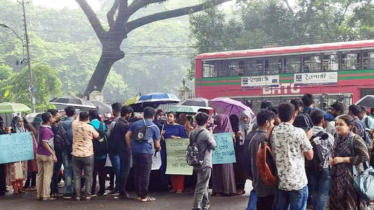 উপাচার্য ভবনের সামনে ঢাবির ছাত্রীরা 