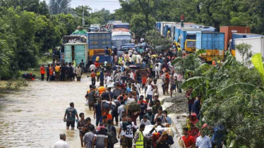 বন্যার্ত গ্রামের ভেতর ত্রাণ মিলছে না, পানি-খাদ্য সংকট