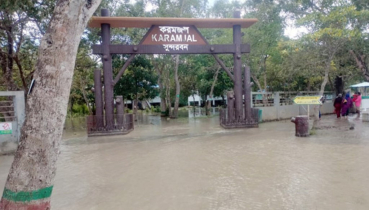 জোয়ারে তলিয়ে গেছে করমজল পর্যটনকেন্দ্র