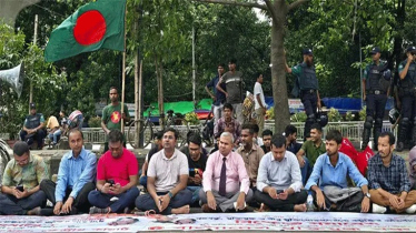 জাতীয় জাদুঘরের সামনে বসেছেন মুক্তিযোদ্ধার সন্তানরা