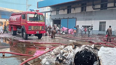 ৪ ঘণ্টা পর টিস্যু কারখানার গোডাউনে আগুন নিয়ন্ত্রণে