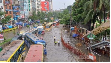 বৃষ্টিতে ঢাকায় জলাবদ্ধতা, নগরবাসীর দুর্ভোগ