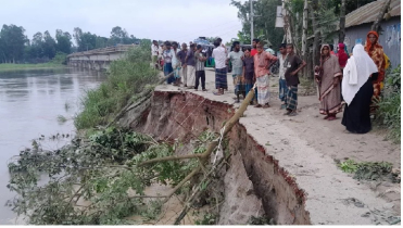 টাঙ্গাইলে সড়ক ভেঙে যোগাযোগ বিচ্ছিন্ন লক্ষাধিক মানুষ