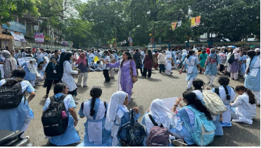 ভিকারুননিসা কলেজ শিক্ষার্থীদের সড়ক অবরোধ