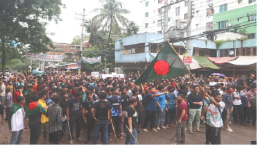 কুমিল্লায় আন্দোলনকারী-আওয়ামী লীগ মুখোমুখি