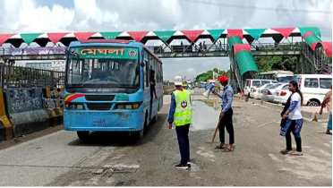 নারায়ণগঞ্জে রোদ-বৃষ্টিতেও শিক্ষার্থীরা ট্রাফিক নিয়ন্ত্রণ করছে