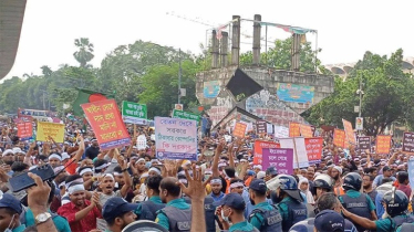 আউটসোর্সিং বন্ধের দাবিতে শাহবাগ অবরোধ