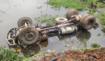 ইট ভর্তি ট্রাক খাদে পড়ে নিহত ১, আহত ৩