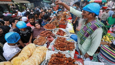 চকবাজারে জমেছে ইফতার বাজার