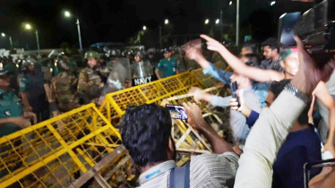 বঙ্গভবনের নিরাপত্তা ব্যারিকেড ভাঙার চেষ্টা