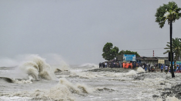 ‘রেমাল’ গভীর নিম্নচাপে পরিণত, সংকেত কমলো