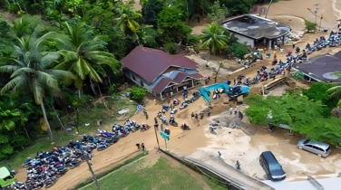 ইন্দোনেশিয়ায় বন্যা-ভূমিধসে নিহত ১৮