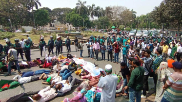 যমুনায় যেতে বাধা, রাস্তায় শুয়ে পড়েছেন শিক্ষকরা