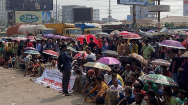 বকেয়া বেতনের দাবিতে সড়ক অবরোধ