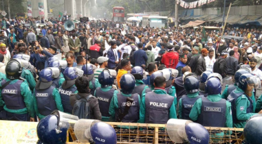 বিডিআর সদস্যদের মুক্তি দাবির পদযাত্রায় পুলিশের বাধা