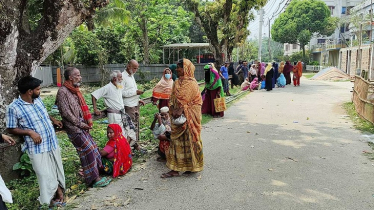 জাকাত নিয়ে গিয়ে পদদলিত হয়ে নারীর মৃত্যু