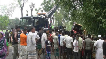 সড়কে প্রাণ গেল প্রভাষক-শিক্ষার্থীর