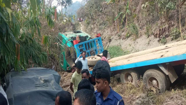 পাহাড়ের খাদে লরি, নিহত ৩