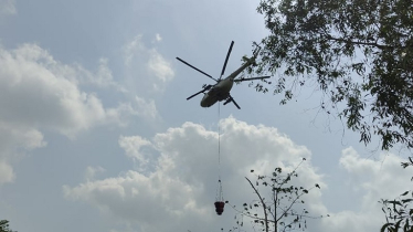 হেলিকপ্টার থেকে ছিটানো হচ্ছে পানি