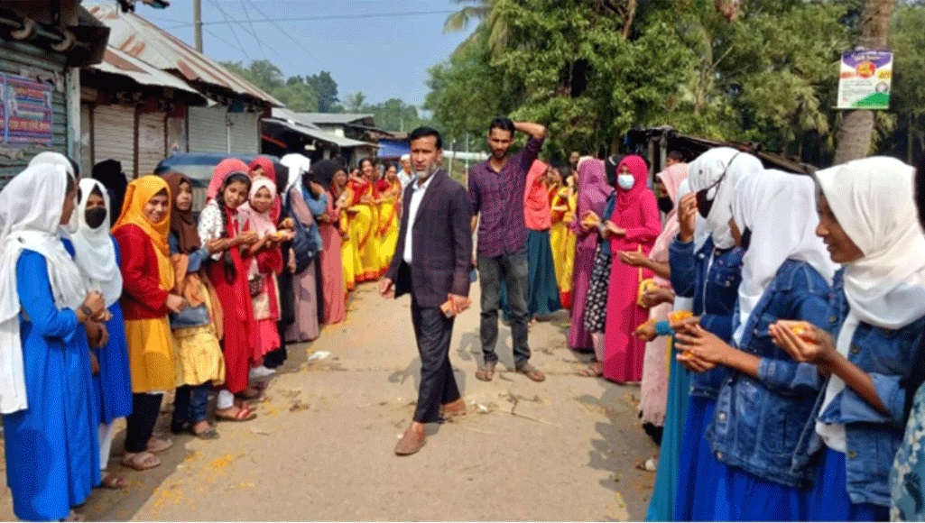 স্কুল বন্ধু তবুও স্যার-সভাপতির ডাকে নৌকার প্রচারণায় শিশুরা