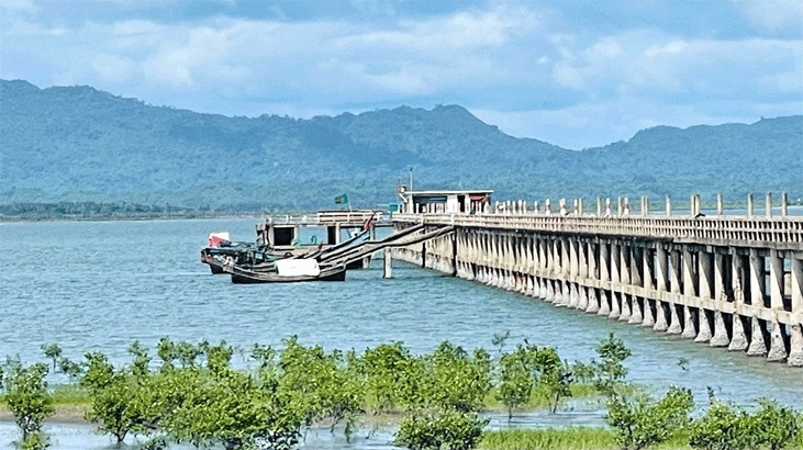 নাফ নদীতে যাত্রীবাহী ট্রলারে মিয়ানমারের গুলি