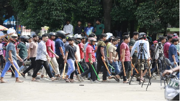 লাঠিসোঁটা নিয়ে রাজু ভাস্কর্য চত্বরে ছাত্রলীগ